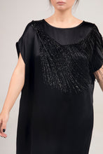 Rochie lungă Latifa pentru eveniment din crepe satinat negru cu franjuri de mărgele
