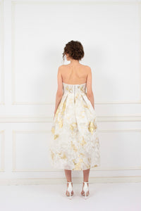 Rochie midi demi-couture Alice in Tara Minunilor pentru eveniment din organza de mătase naturală albă cu broderie florală din fir lame auriu import Italia