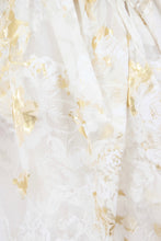 Rochie midi demi-couture Alice in Tara Minunilor pentru eveniment din organza de mătase naturală albă cu broderie florală din fir lame auriu import Italia