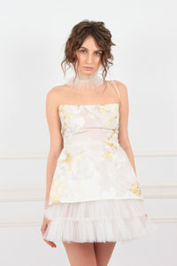 Rochie mini demi-couture Alice in Tara Minunilor pentru eveniment din organza de mătase naturală albă cu broderie florală din fir lame auriu import Italia