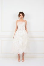 Rochie demi-couture Aimee pentru eveniment din organza de mătase naturală albă cu pictură florală albă import Italia